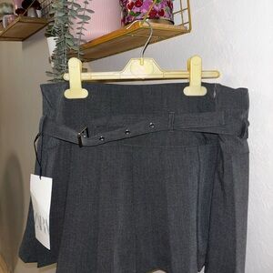 Brand new Zara mini skirt! Totally aesthetic and cute to dress up or casual!🌟✨